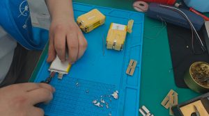 疆灵科技现场教学：无人机电池电芯更换实操